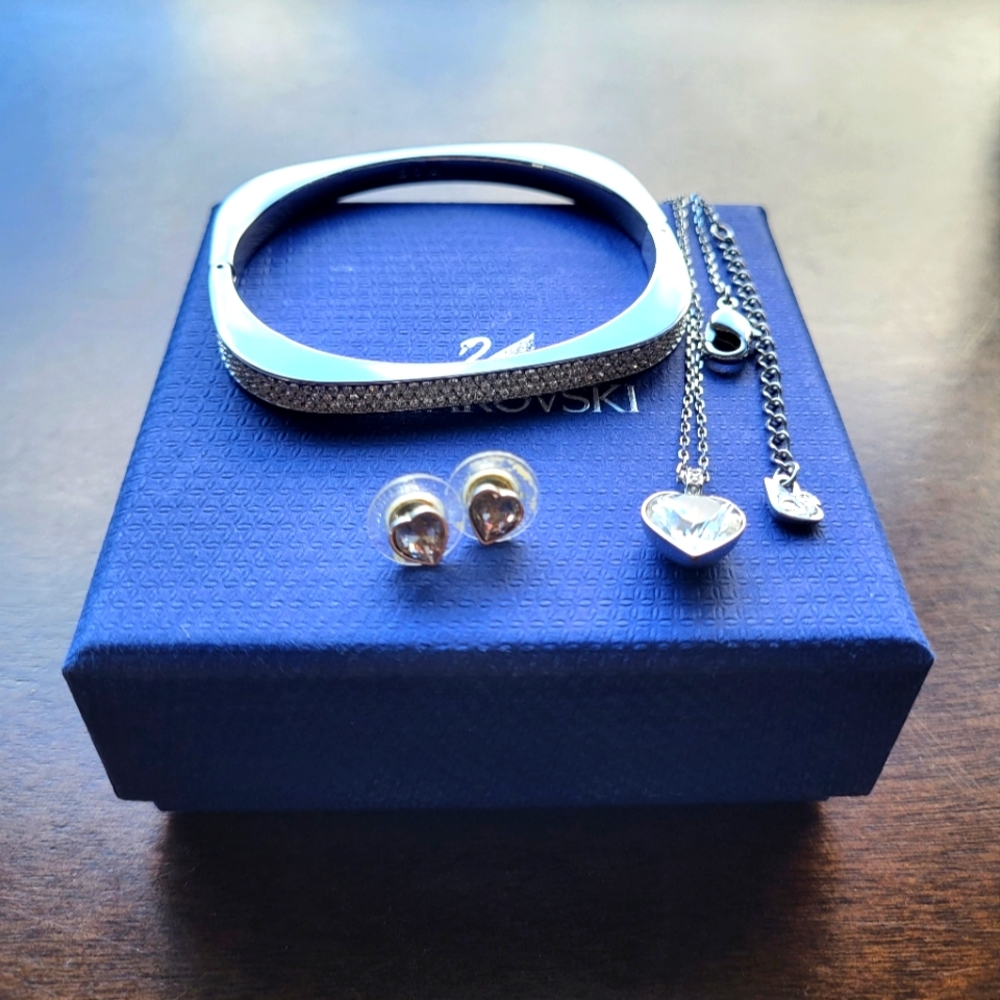 Swarovski cristal set (bangle bracellet, ear rings and necklace)